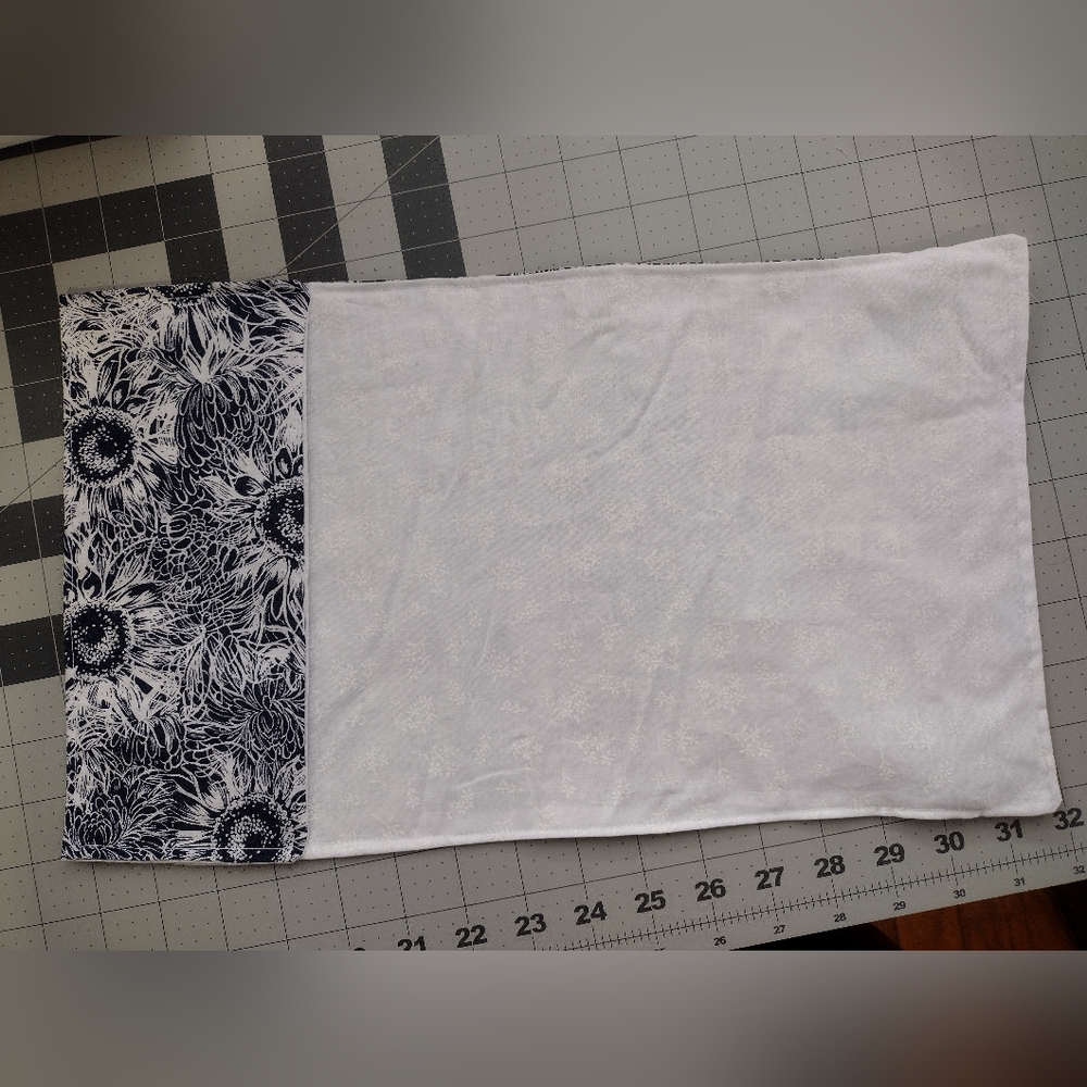 Adjustable Book Cover 📚 - Picture 3 of 4